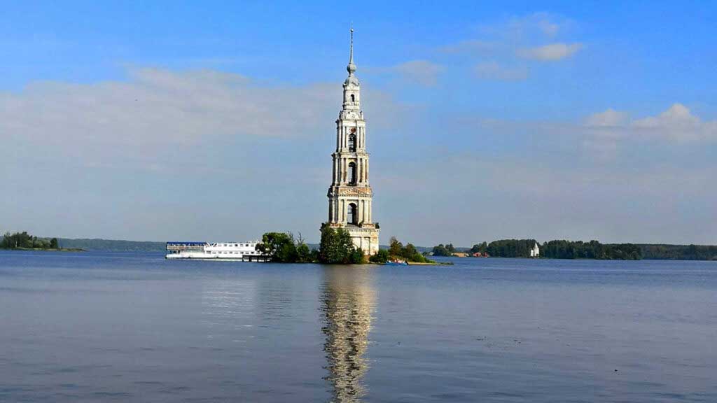 Затопленная колокольня Никольского собора считается главной достопримечательностью Калязина.