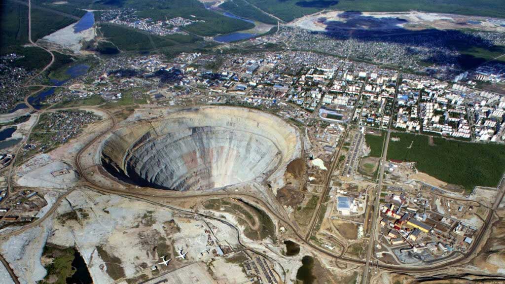Алмазная шахта — главная достопримечательность города Мирный.