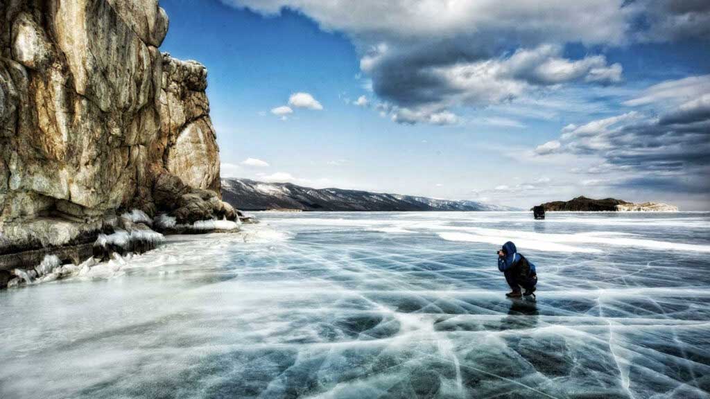 Зима на Байкале настоящая: длинная, холодная, снежная и при этом довольно солнечная.