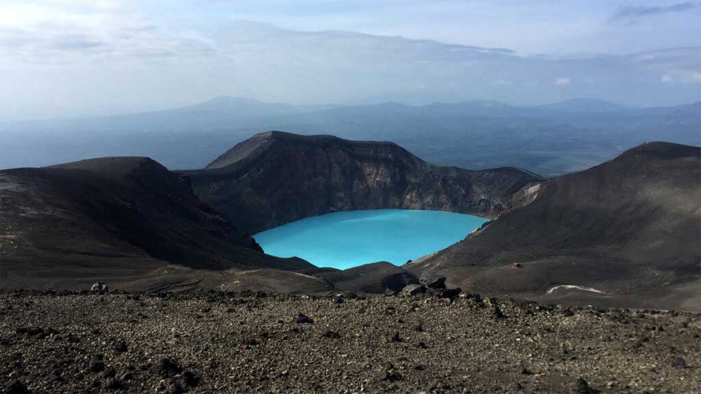 Вулкан известен своим кислотным ярко-голубым озером в кратере.