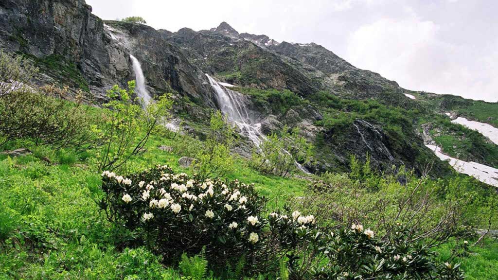 Каскад из девяти водопадов — одно из самых живописных, популярных и доступных для посещения мест в Архызе.