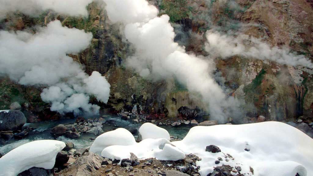 Уникальные термальные источники разбросаны по каньону реки Гейзерной.