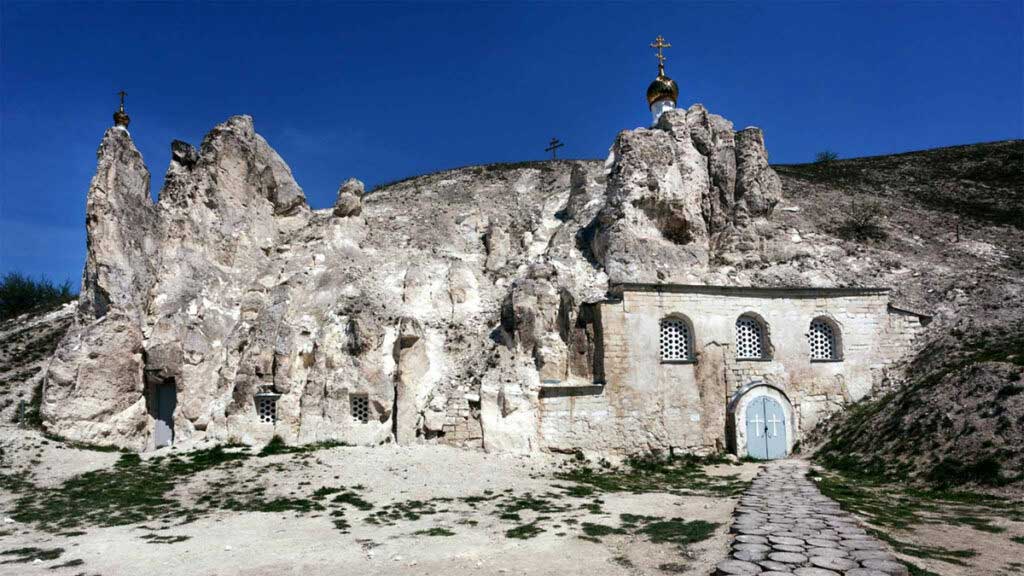 Церковь Сицилийской иконы Божией Матери находится прямо в пещере.