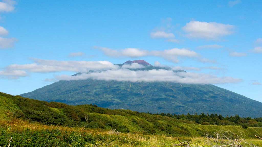 Вулкан Тятя считается символом Курильских островов.