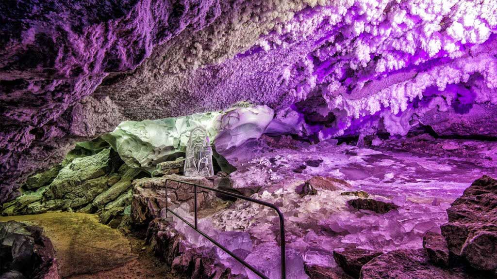 Кунгурская пещера относится к уникальным памятникам природы.