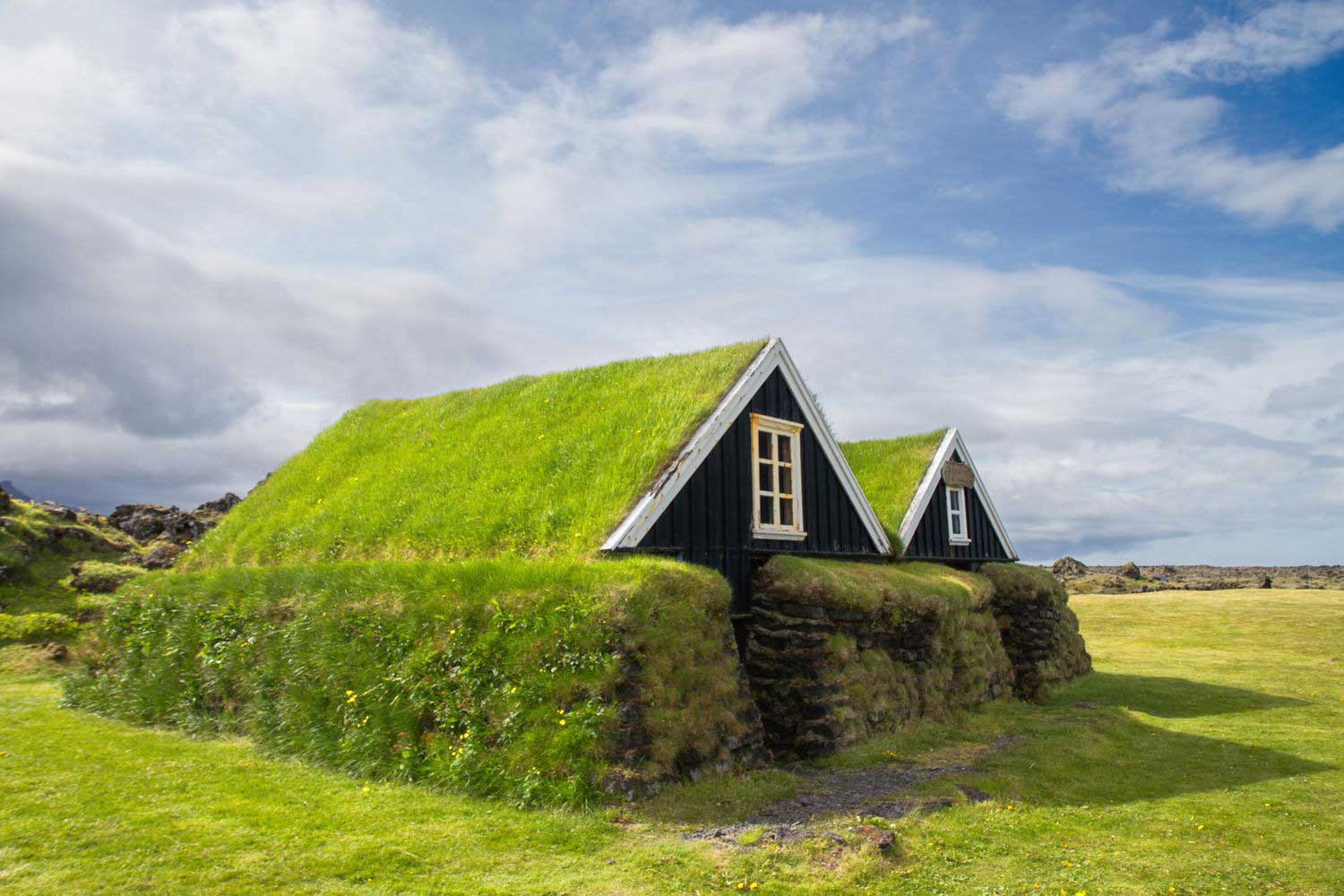 Сказочные скандинавские домики с заросшей крышей, в которых хочется сразу поселиться