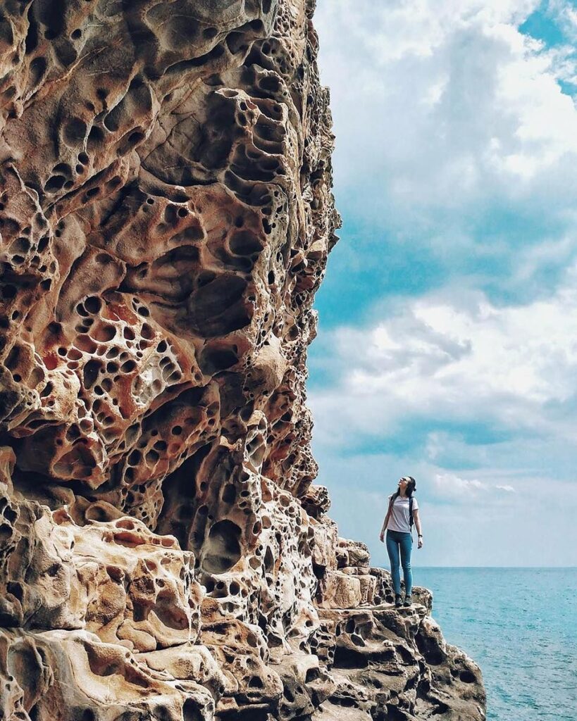 Невероятные Сырные скалы – чудо природы на Крымском побережье
