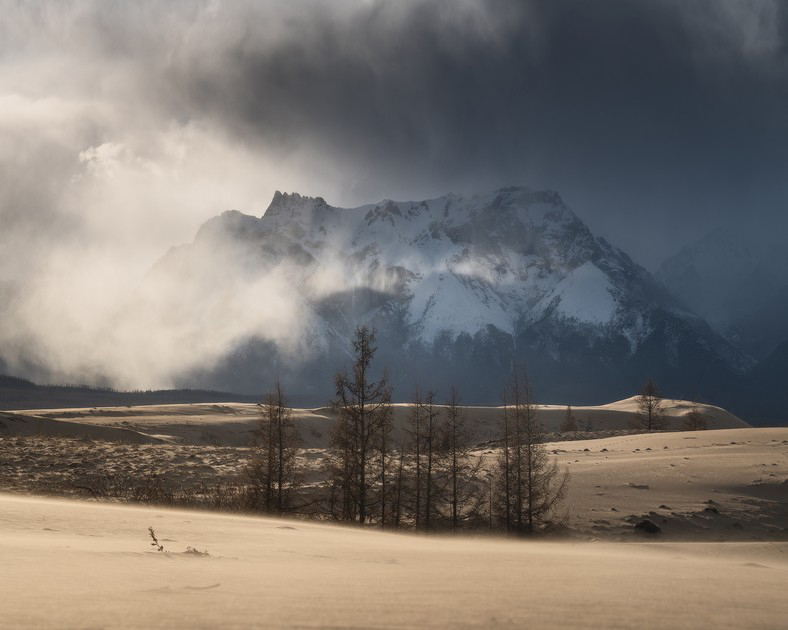 Пески и снежные горы. Фото: Даниил Коржонов 