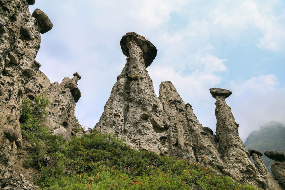Республика Алтай. Каменные грибы долины Чулышмана. Фото: Shutterstock