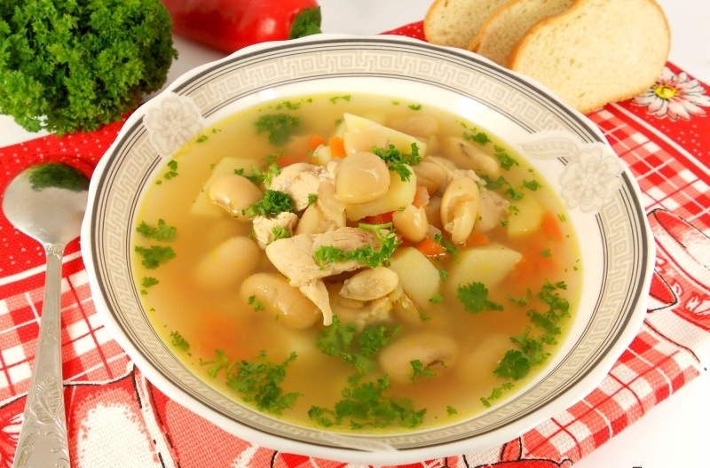 Куриный суп с фасолью и луком