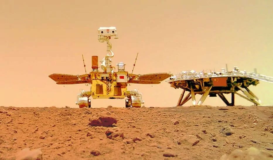 Марсоход Zhurong и его посадочная платформа сфотографированы на Марсе.