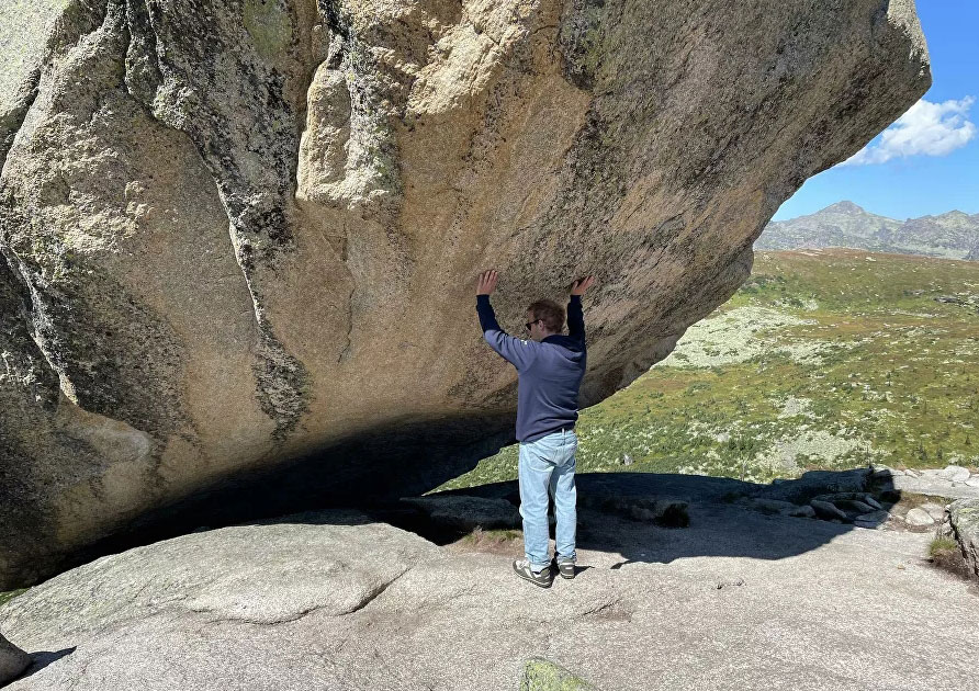 Висячий камень в природном парке «Ергаки» в Красноярском крае