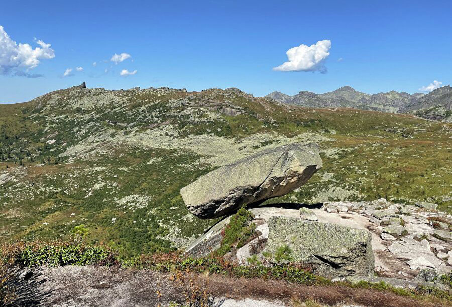 Висячий камень знаменитая достопримечательность природного парка Ергаки, Красноярский край