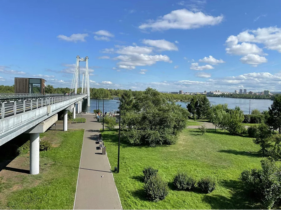 Виноградовский мост - любимое место прогулок горожан и туристический символ Красноярска