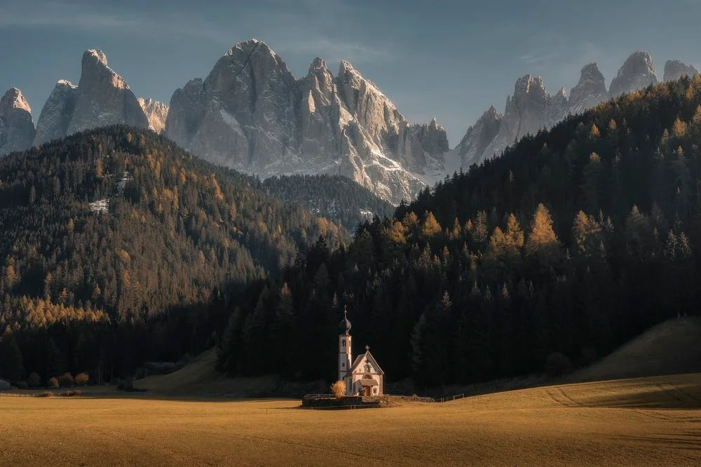 Самая красивая церковь в Доломитовых Альпах в обрамлении холмов и гор