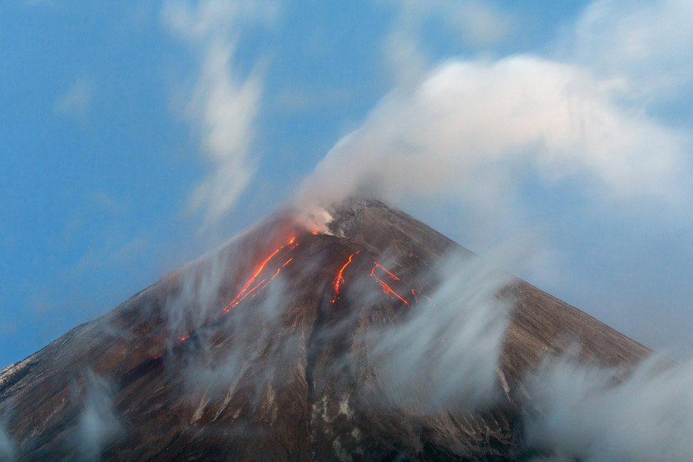 Извержение вулкана Ключевская сопка на Камчатке