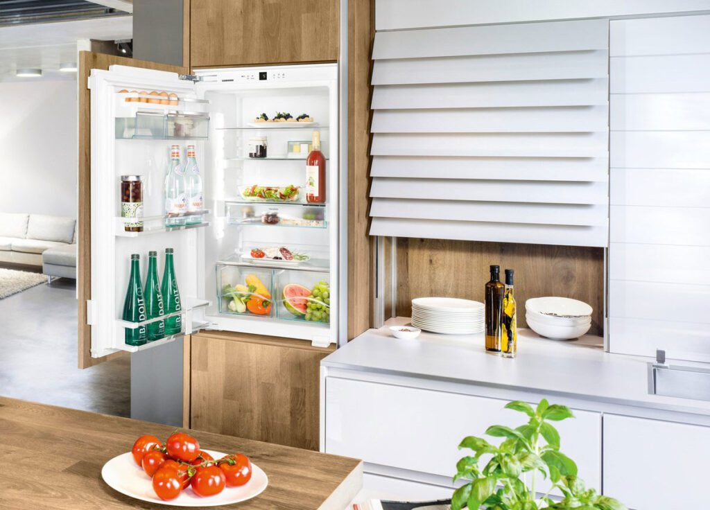 Встроенный холодильник на кухне