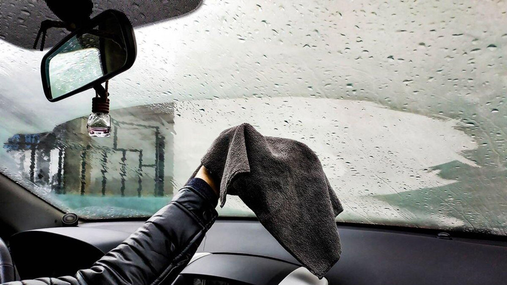Почему запотевают стекла в машине и как с этим бороться
