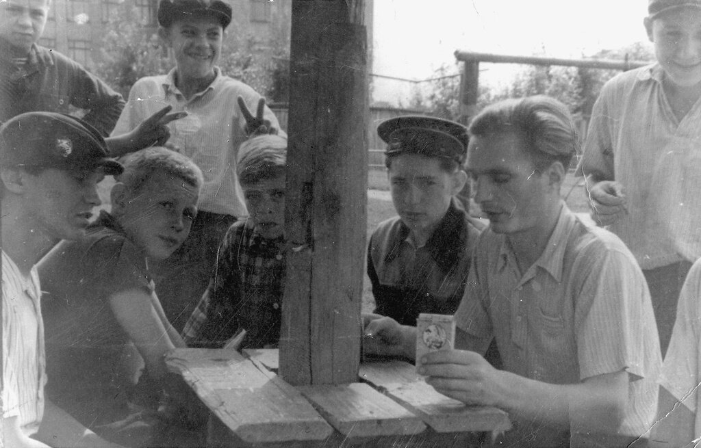 Игра в карты во дворе. Неизвестный автор, 30 июня 1945 - 31 августа 1950 года, Московская обл.
