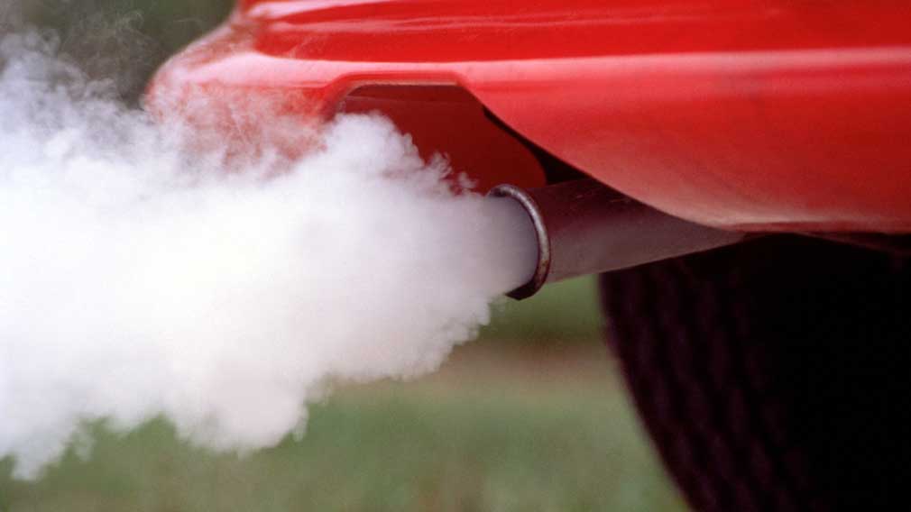 Белый дым из выхлопной трубы автомобиля: в чем причина