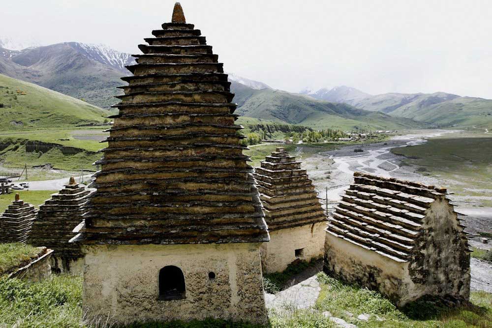 Туристы едут в «Город мертвых» в Северной Осетии круглый год