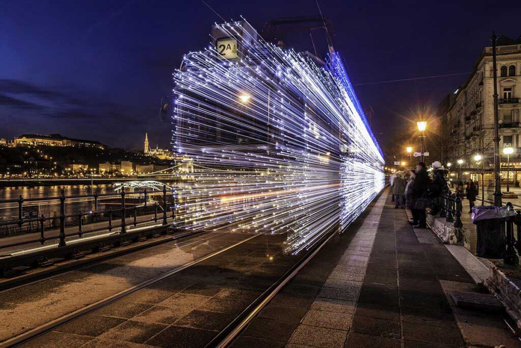 Уходящий поезд освещают 30 000 светодиодов