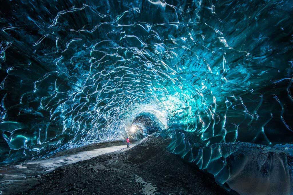 Ледниковые пещеры в Исландии
