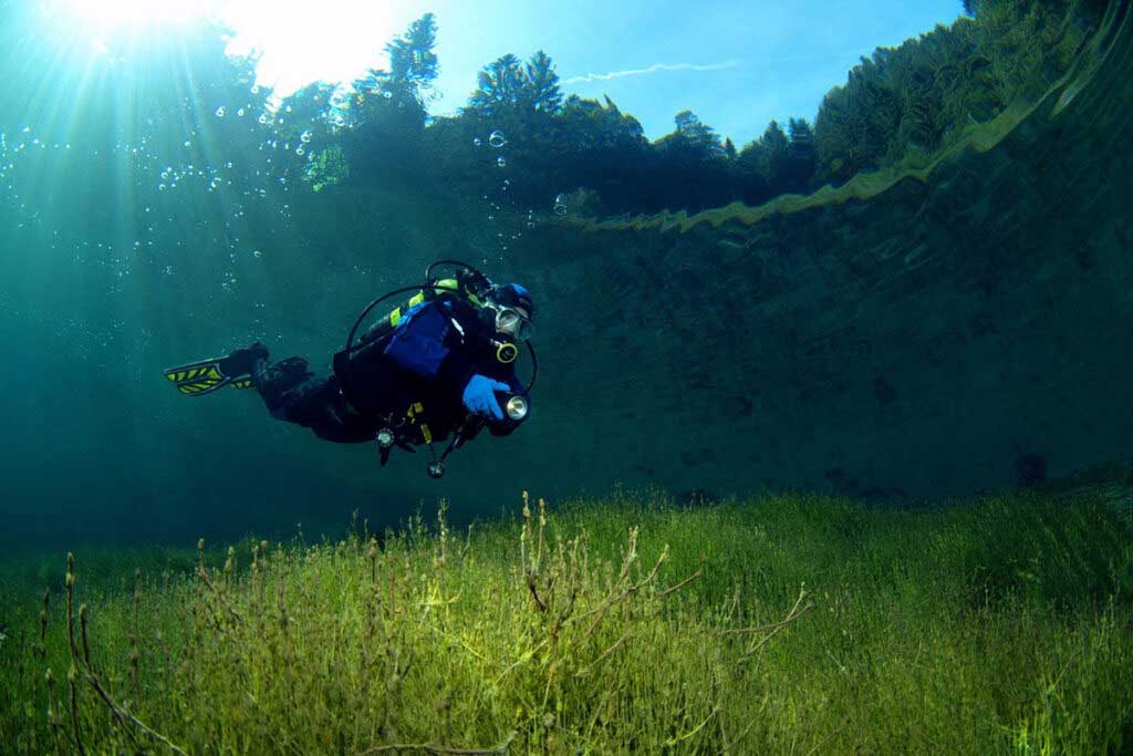 «Зеленое» озеро с кристально чистой водой в Австрии
