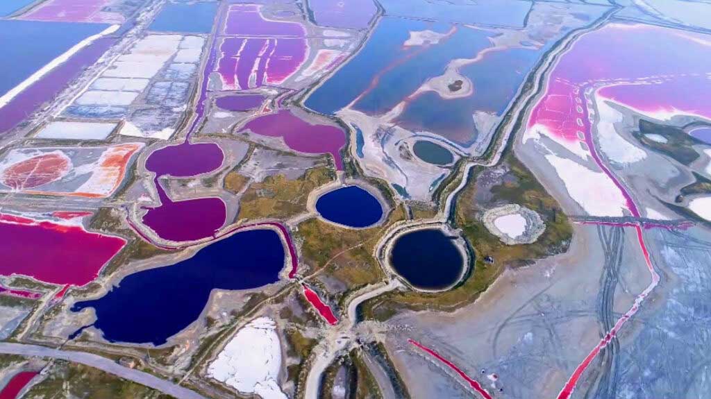 Соленое озеро Юньчэн в Китае превратилось в красочные бассейны