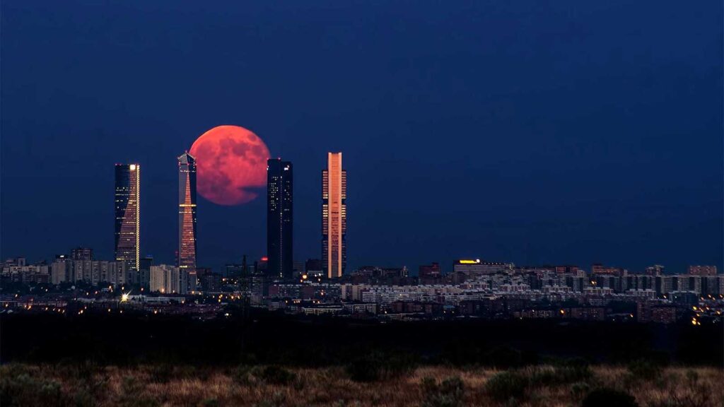Луна поднимается над Мадридом, Испания