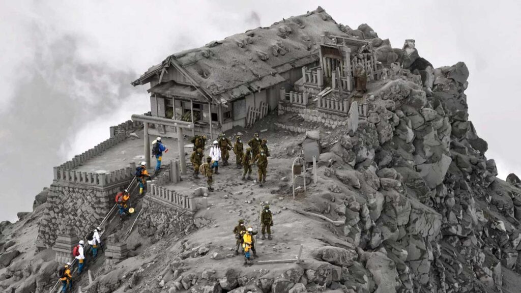 Храм, покрытый пеплом в результате извержения вулкана Онтаке, Япония