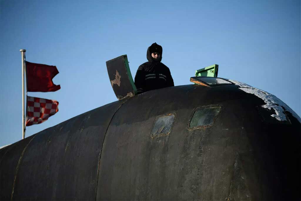 Моряк на ограждении боевой рубки атомной подводной лодки Северодвинск