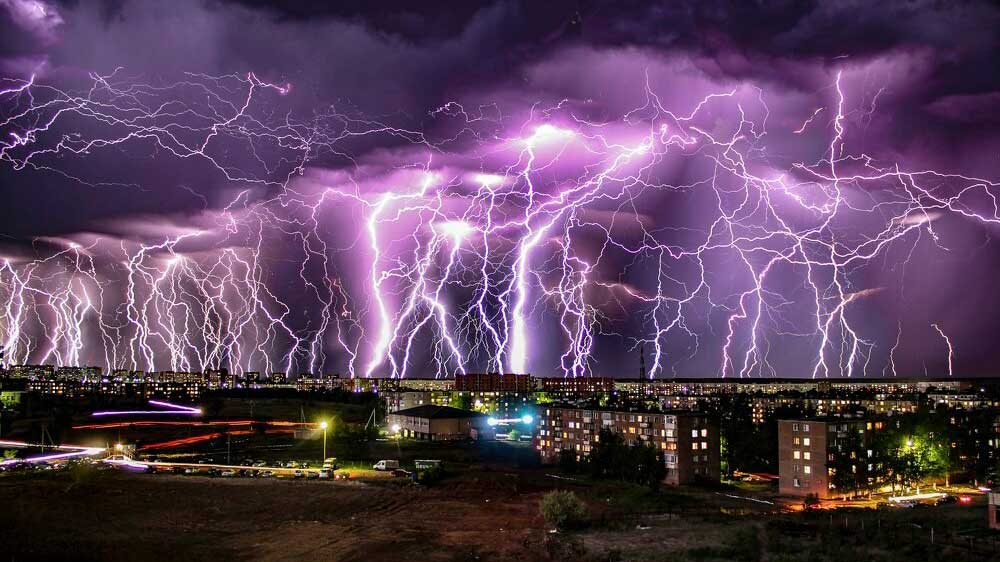 Гром и молния: яркие фотографии, где разразившаяся стихия атакует город