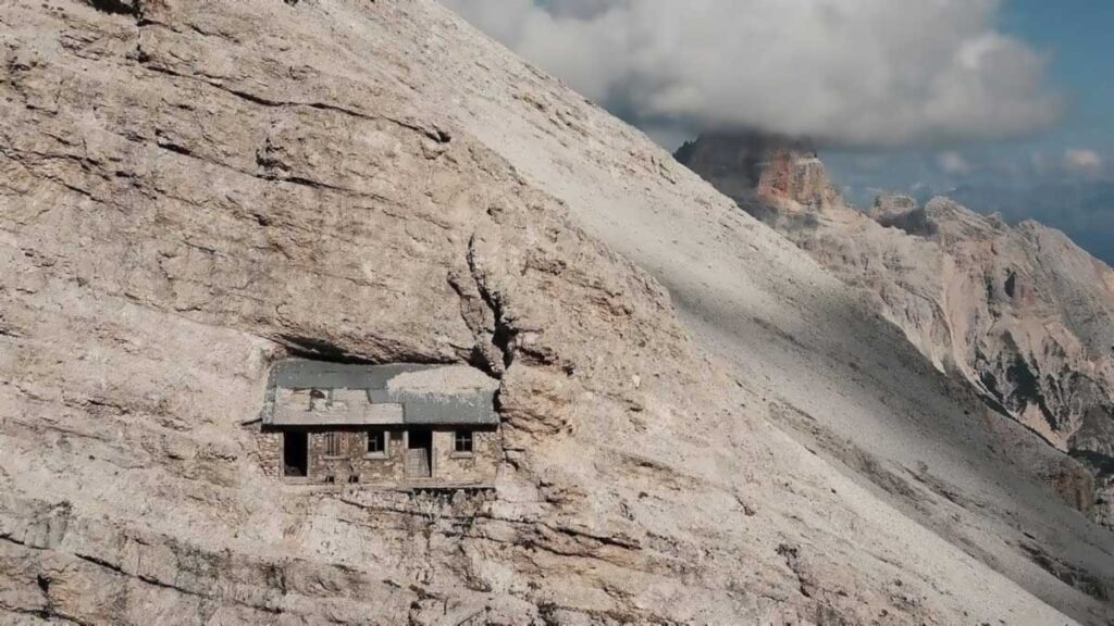 Как дом 100-летней давности оказался на отвесной скале на высоте почти 3 км
