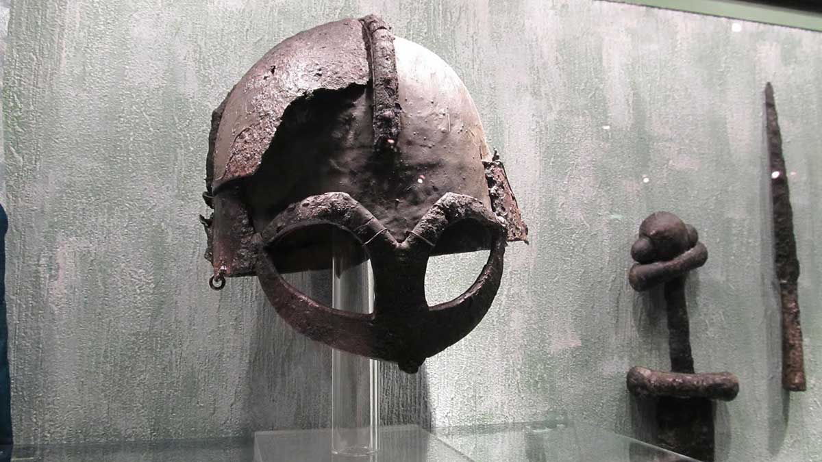 Как выглядел настоящий шлем викинга и были ли на нем рога