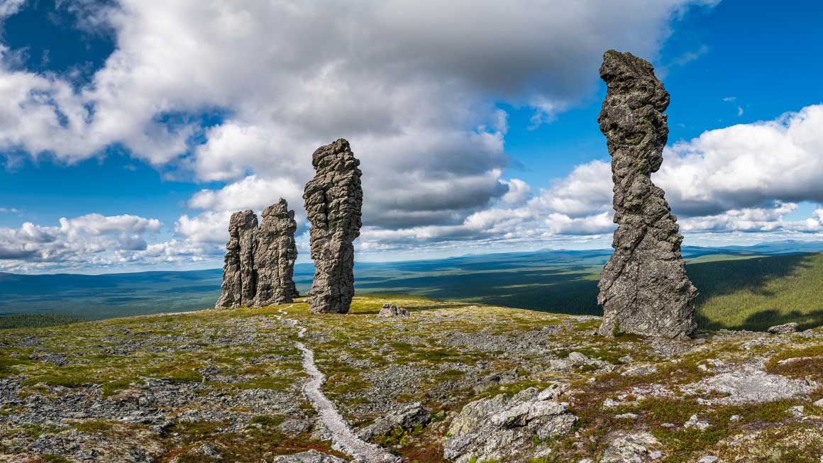 Столбы выветривания на плато Маньпупунер - природное чудо России