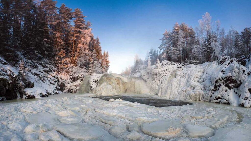 Водопад Кивач зимой в Карелии