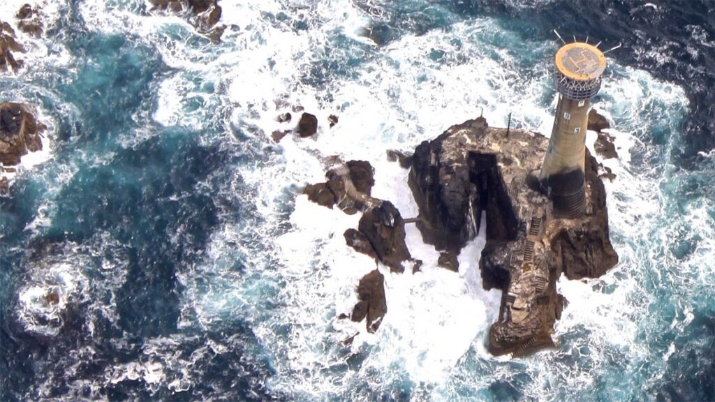 Бишоп-Рок - самый маленький застроенный остров в мире.