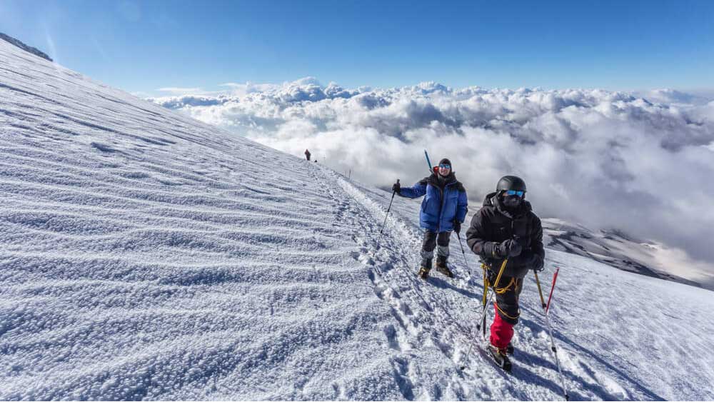 Эльбрус - одна из популярных гор для восхождения.