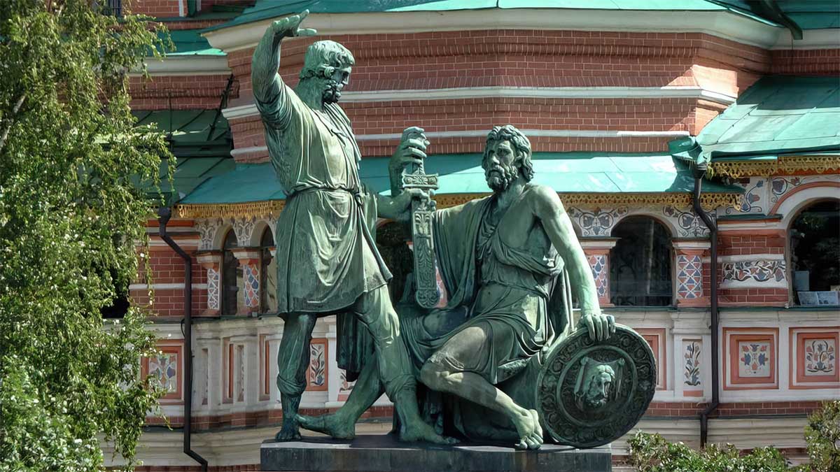Двое в центре столицы. Памятник Минину и Пожарскому на Красной площади