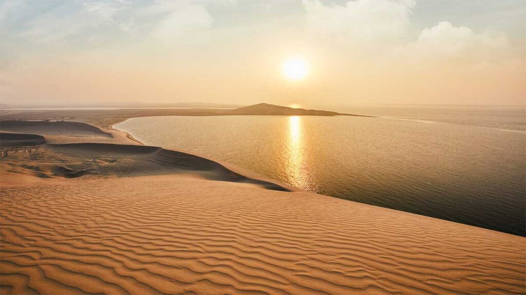 Внутреннее море Хор Аль-Адаид на юге Катара