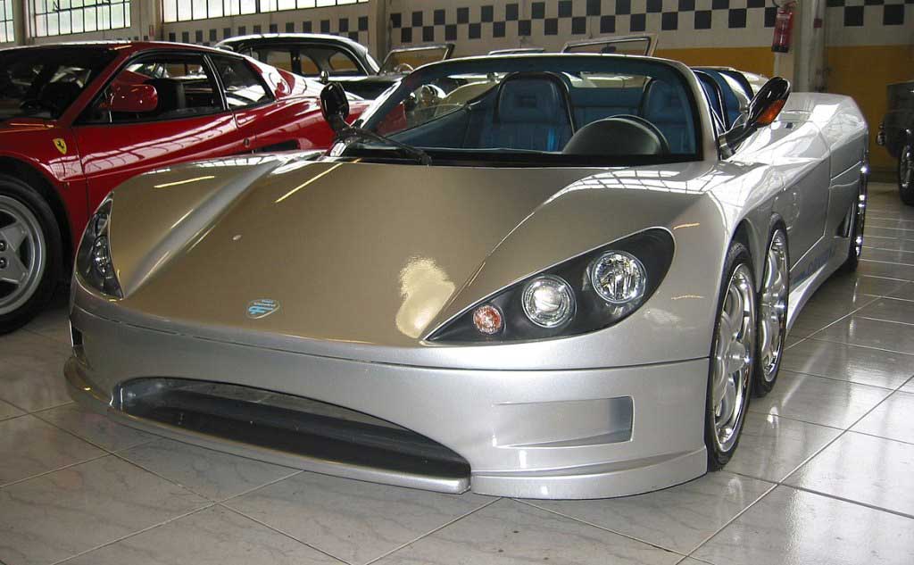 Первый шестиколесный суперкар C6W в Италии