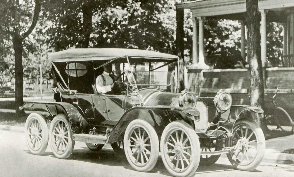 Первая шестиколесная модель автомобиля появилась в США в 1903 году