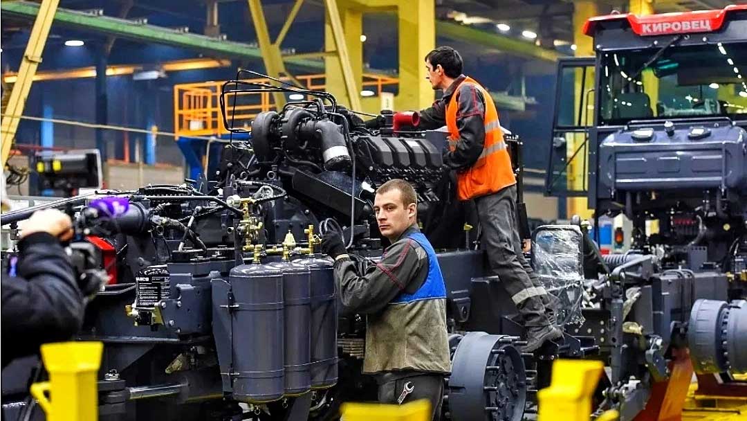 Петербургский тракторный завод начал серийный выпуск тракторов «Кировец К-525» с АКПП собственного изготовления