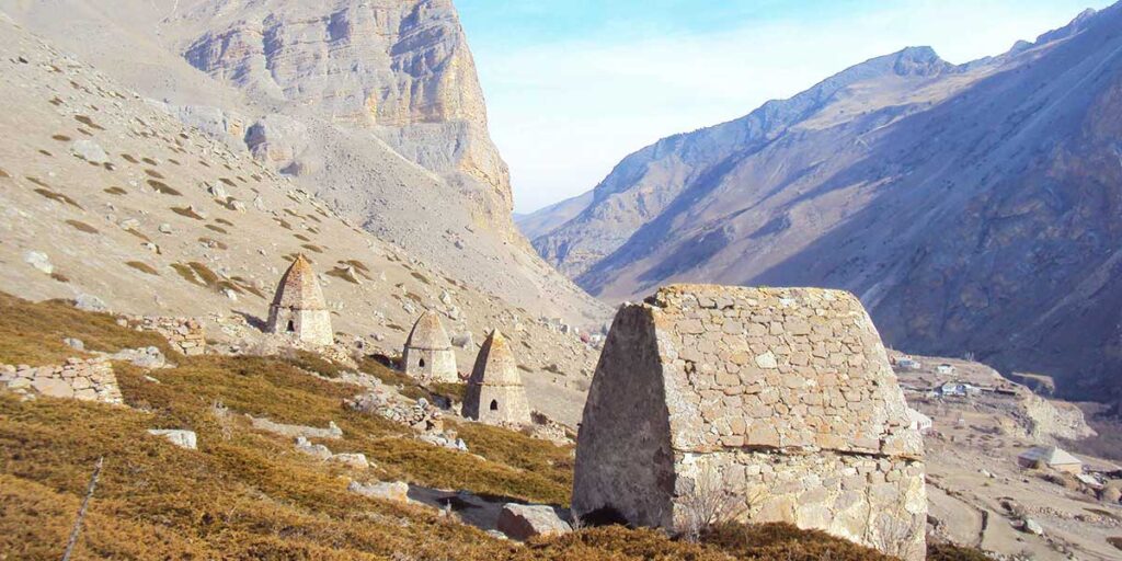 В древнее село Эльтюбю туристы приезжают посмотреть таинственные склепы XI-XVIII веков.