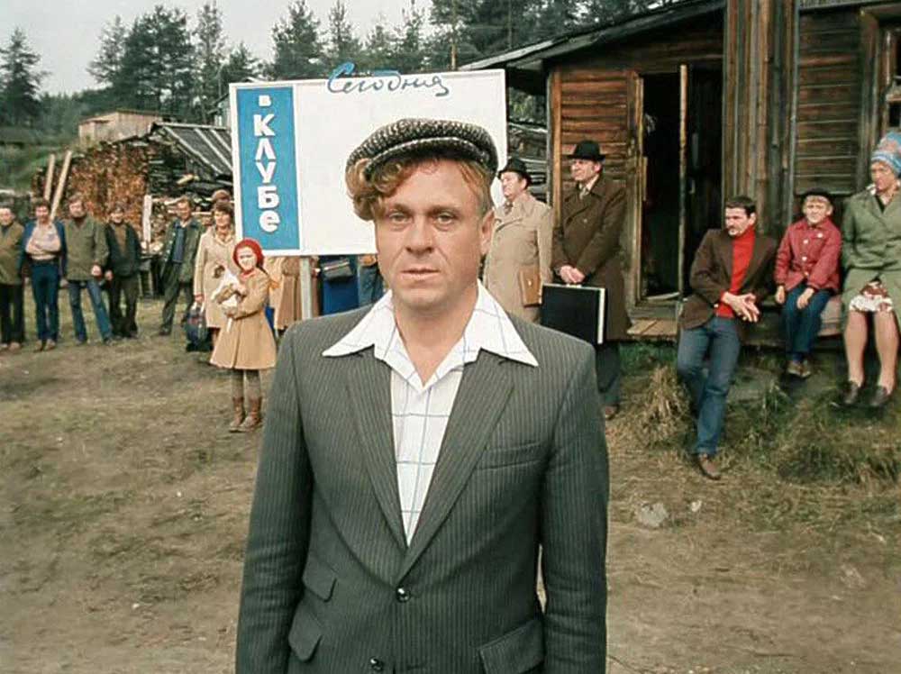 Режиссер Владимир Меньшов сыграл в фильме «Любовь и голуби» эпизодическую роль.