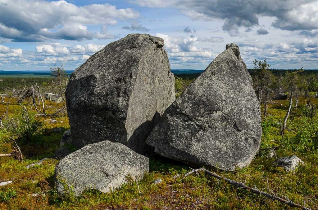 Каменные глыбы на горе Воттоваара