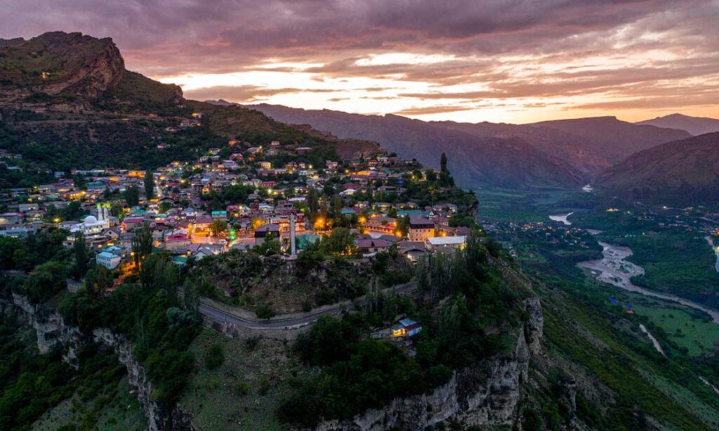 Аварское село Гуниб занимает крутой склон горы