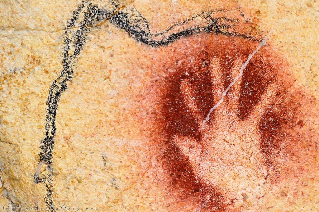 Красная рука в пещере Шове, Франция, которой более 30000 лет.