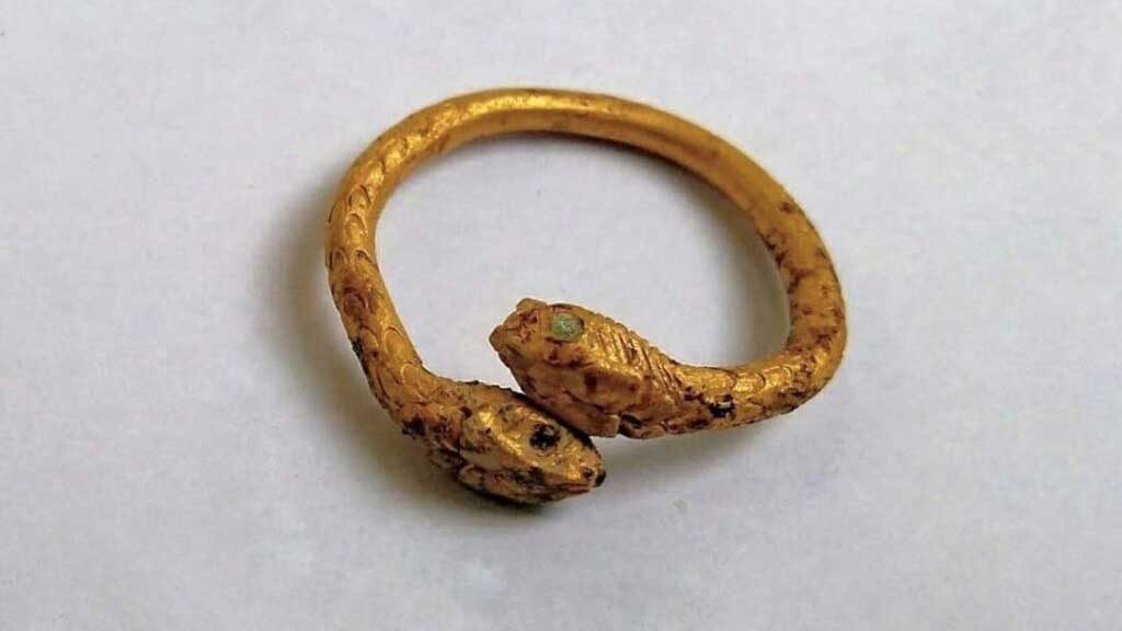 Красивое кольцо, найденное в городе Помпеи.